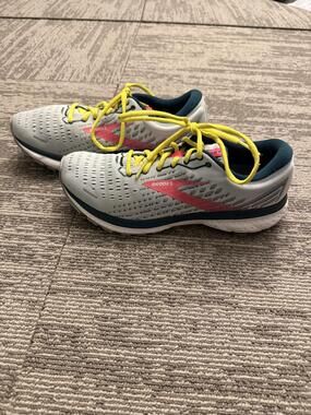 Brooks Ghost 13 Running Shoes Womens Size 9.5 Gray Pink Teal DNA Loft Neutral